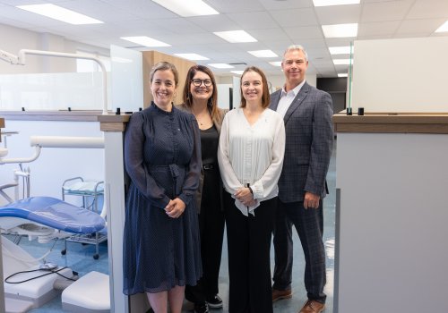 Dignitaires lors de l'inauguration de la clinique d'hygiène dentaire